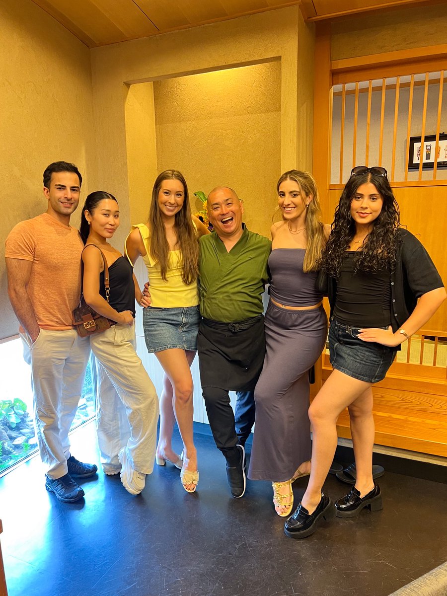 sushichef_hiro's tweet image. ディズニーオンアイスの出演者さん達にお会いできました🙌
Disney On Ice cast stopped by our place! ❄️✨
#ディズニーオンアイス  
#disneyonice