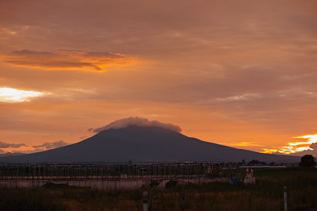 koi2bit's tweet image. 夕日は山の向こう(向かって右側)
光が山頂付近の陰に回り込んで明るくなるときがほんの数分だけある
(この2枚の間隔30秒ぐらい)

#岩木山