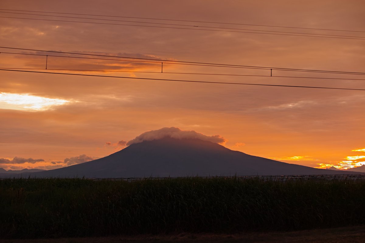 koi2bit's tweet image. 夕日は山の向こう(向かって右側)
光が山頂付近の陰に回り込んで明るくなるときがほんの数分だけある
(この2枚の間隔30秒ぐらい)

#岩木山