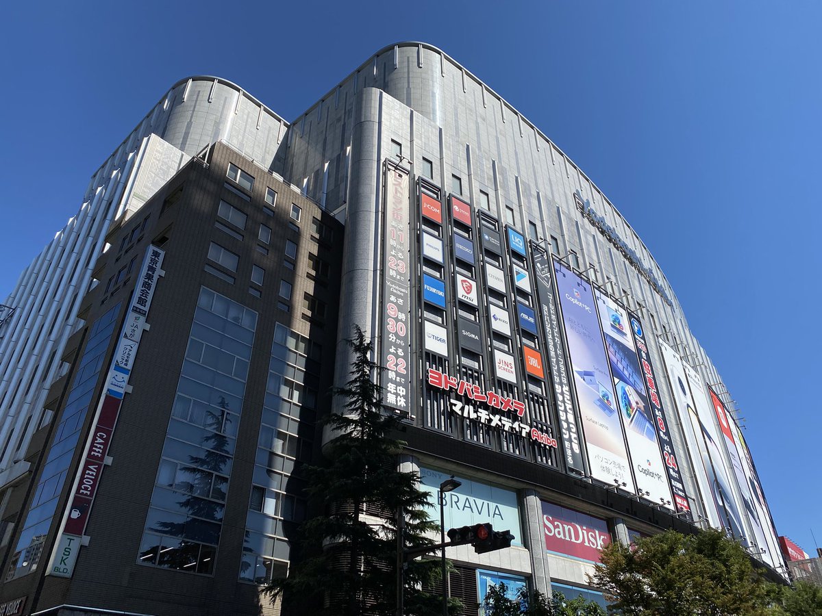hatolier_camera's tweet image. 夏の秋葉原、巨大要塞が喧騒から孤高に佇む。
