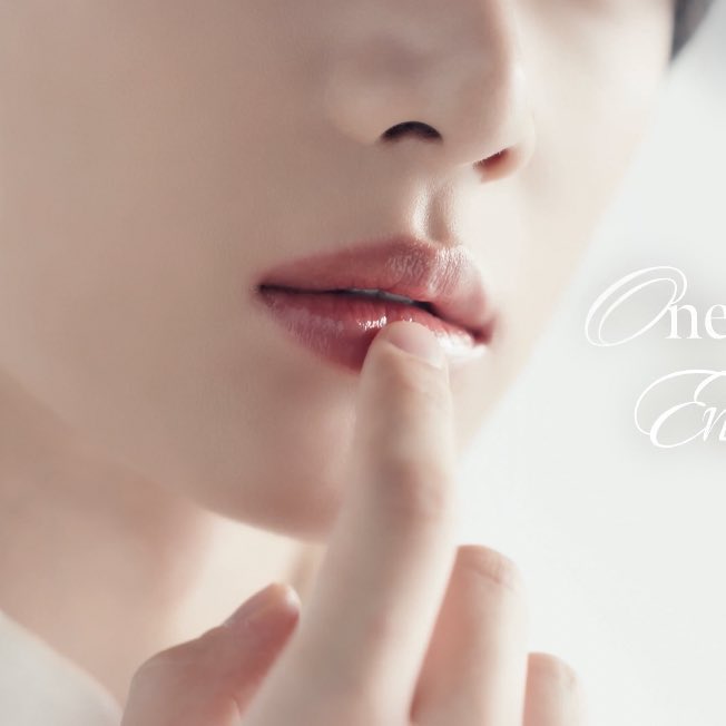 ghostingsoobin's tweet image. can't wait for them to drop all the photos for the new product, this shooting already looks so delicate and pretty and beomgyu is really perfect as a coralhaze model...just look at his lips, they are gorgeous 🧸🩷