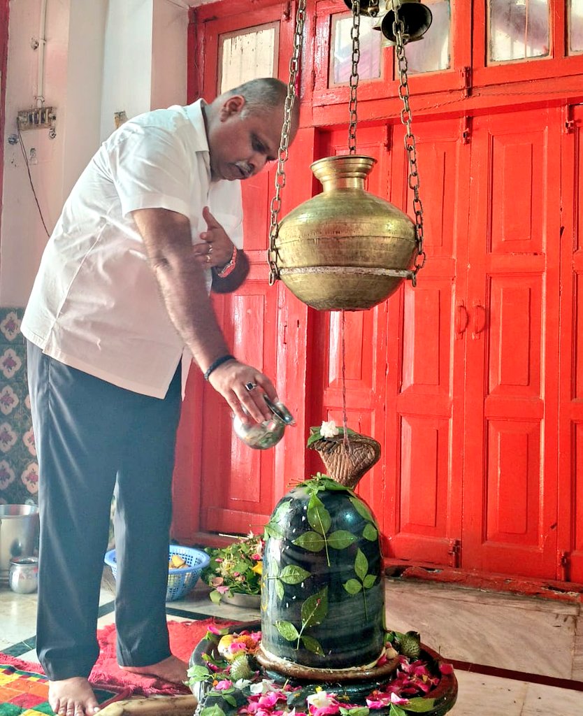 VineetMishra999's tweet image. देवाधिदेव महादेव की उपासना के पावन श्रावण मास के #तृतीय_सोमवार के अवसर पर सभी भक्तजनों को हार्दिक शुभकामनाएं।
प्रभु महादेव जी की कृपा सभी पर सदैव बनी रहे।