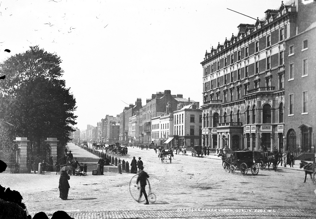 Penny farthing at St. Stephen's Green in Dublin, 1890 Photo: Lawrence Collection.