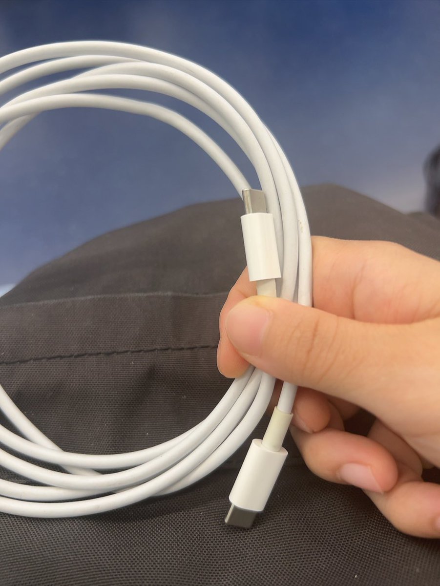 marudayo_Ba's tweet image. えまって、、スマホの充電し忘れてピンチだからパソコン持ち歩くしコードあれば充電できるか〜〜って持ってきたら両方ともType-Cってことに今気づきましたさようなら