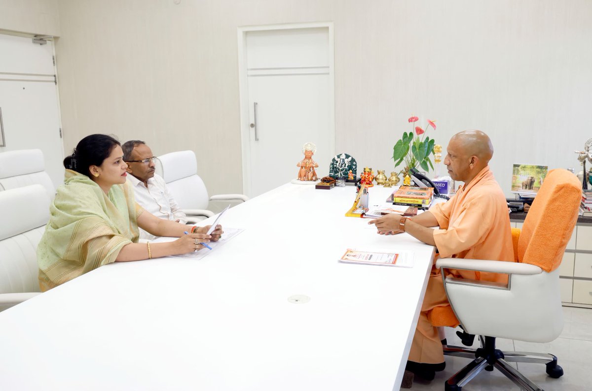 myogioffice's tweet image. मुख्यमंत्री श्री @myogiadityanath जी महाराज से आज लखनऊ में आगरा की जिला पंचायत अध्यक्ष डॉ. मन्जू भदौरिया जी और पूर्व विधायक डॉ. राजेन्द्र सिंह जी ने शिष्टाचार भेंट की।