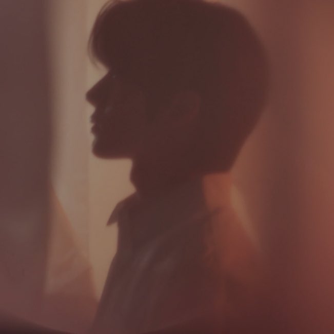 ghostingsoobin's tweet image. can't wait for them to drop all the photos for the new product, this shooting already looks so delicate and pretty and beomgyu is really perfect as a coralhaze model...just look at his lips, they are gorgeous 🧸🩷