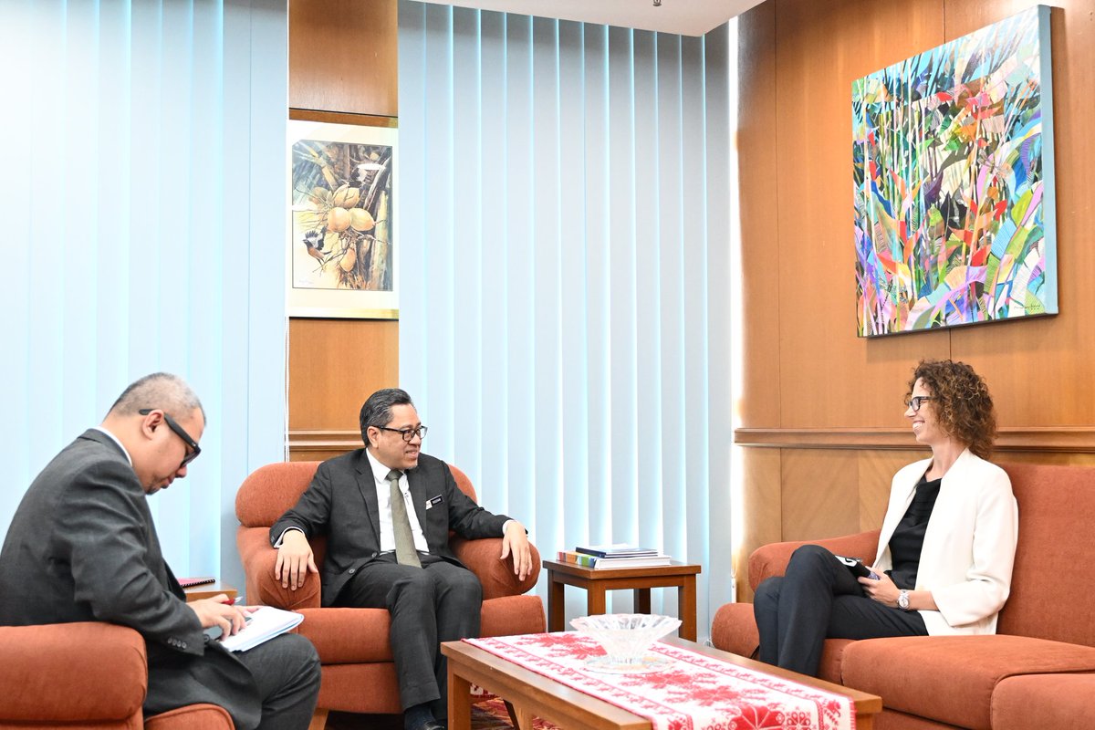 Deputy Secretary General (Bilateral Affairs), Dato' Ahmad Rozian Abd. Ghani, received a courtesy call from the Ambassador of Switzerland to Malaysia, H.E Chantal Moser, on 28 July 2025. (1/2)
