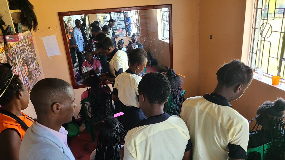 videaug1's tweet image. 🧰Gov’t prioritizing youth employ’t in its national dev’t plans,recognizing the link btn education &amp;amp; job prospects is crucial.

🪜However,expediting the passing of the “Start Ups Bill” into law will improve youth productivity especially youth in “Jua Kali” sector.

#YouthDemands