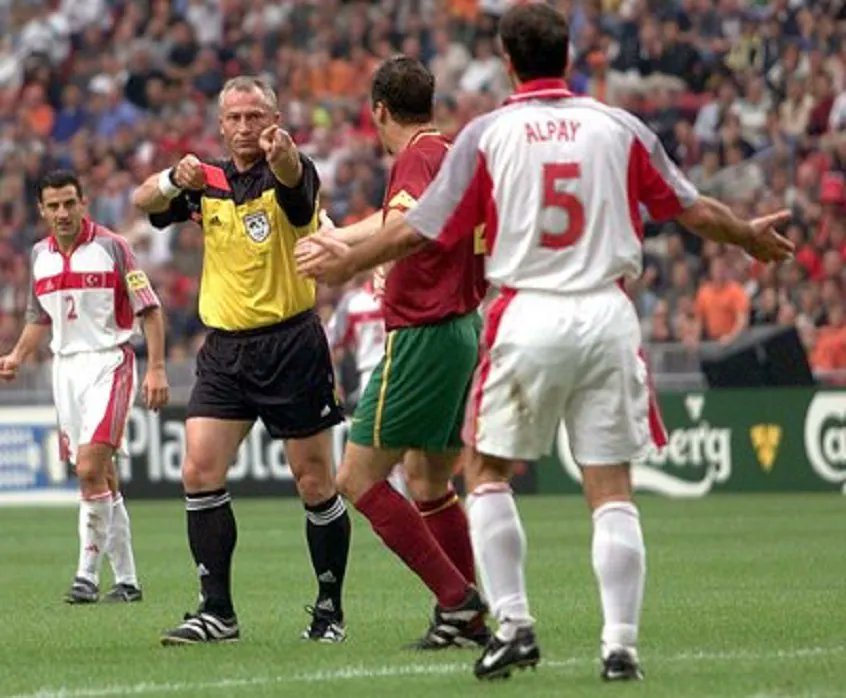 🎙️De eerste afleveringen van de EURO 2000-serie van de <a href="/Staantribune/">Staantribune</a> podcast zijn inmiddels te beluisteren. Vele feitjes, analyses en landen zijn reeds besproken met <a href="/RypkeBakker/">Rypke Bakker</a>, <a href="/De_Hunter/">Eric de Jager</a> en <a href="/doingthe116/">Joris van de Wier</a>. 
Vanmiddag volgt deel 4 van deze tiendelige serie met als gast <a href="/Dickjol/">Dick Jol</a>.