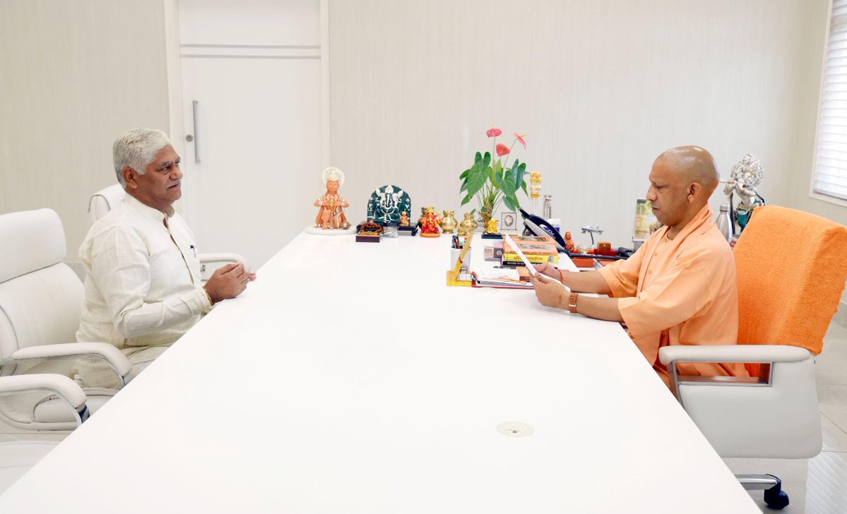 myogioffice's tweet image. मुख्यमंत्री श्री @myogiadityanath जी महाराज से आज लखनऊ में उत्तर प्रदेश सरकार में माननीय राज्य मंत्री श्री जसवन्त सिंह सैनी जी ने शिष्टाचार भेंट की।
@JaswantSainiBJP