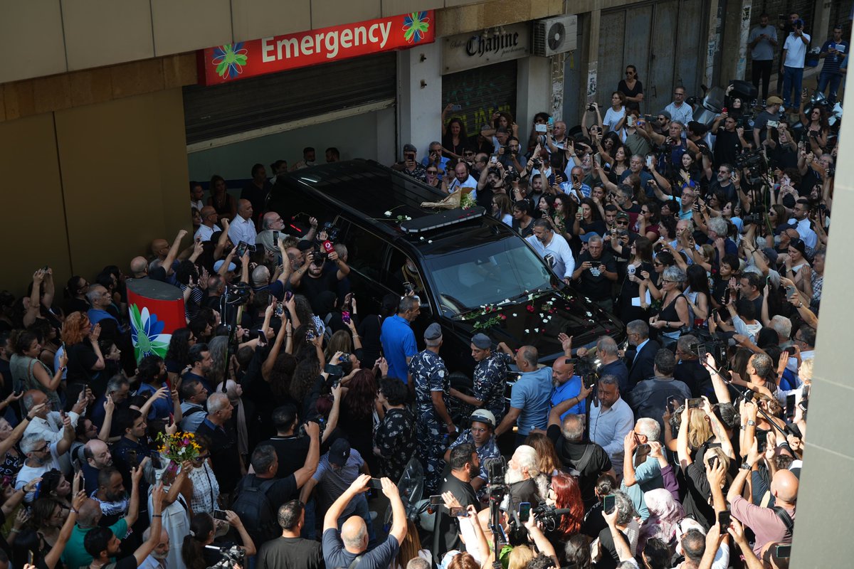 lorienttoday's tweet image. 🟥 [#Pictures] Applause and flowers from Ziad Rahbani's fans as his body leaves the hospital in Hamra

📸 Mohammed Yassine/ L'Orient Today