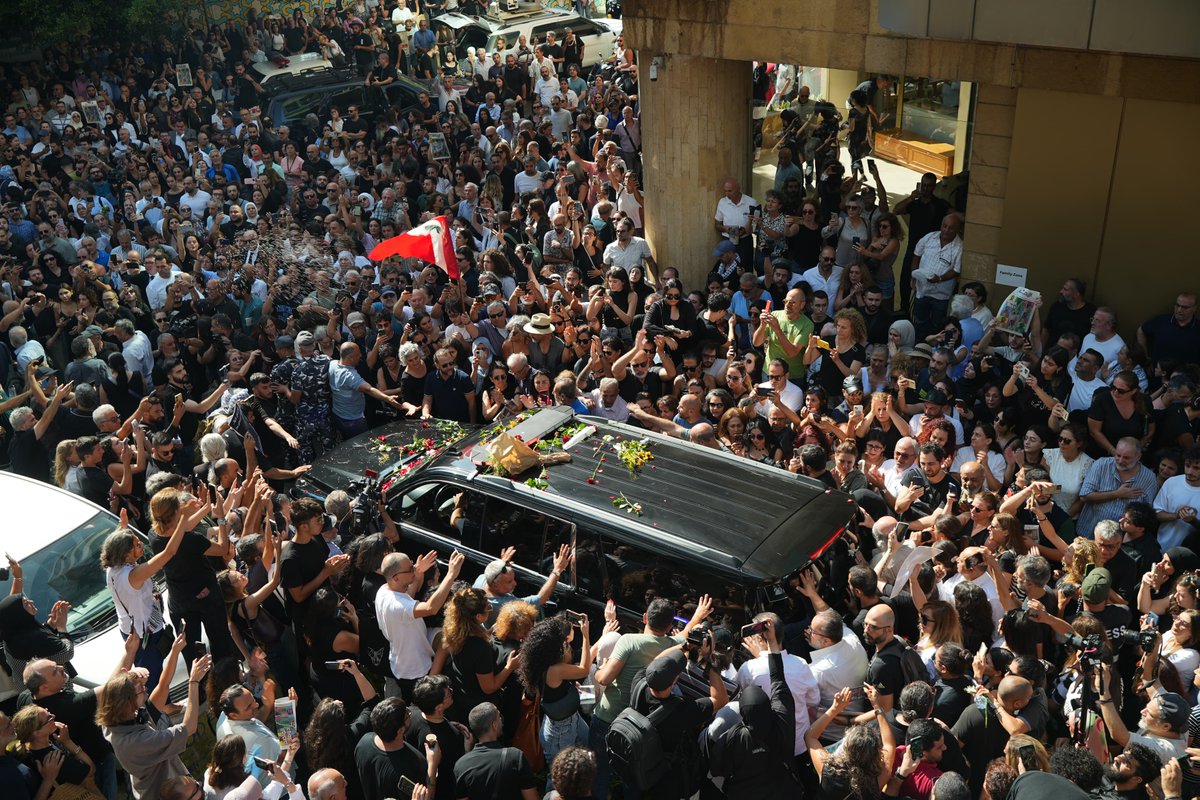 lorienttoday's tweet image. 🟥 [#Pictures] Applause and flowers from Ziad Rahbani's fans as his body leaves the hospital in Hamra

📸 Mohammed Yassine/ L'Orient Today