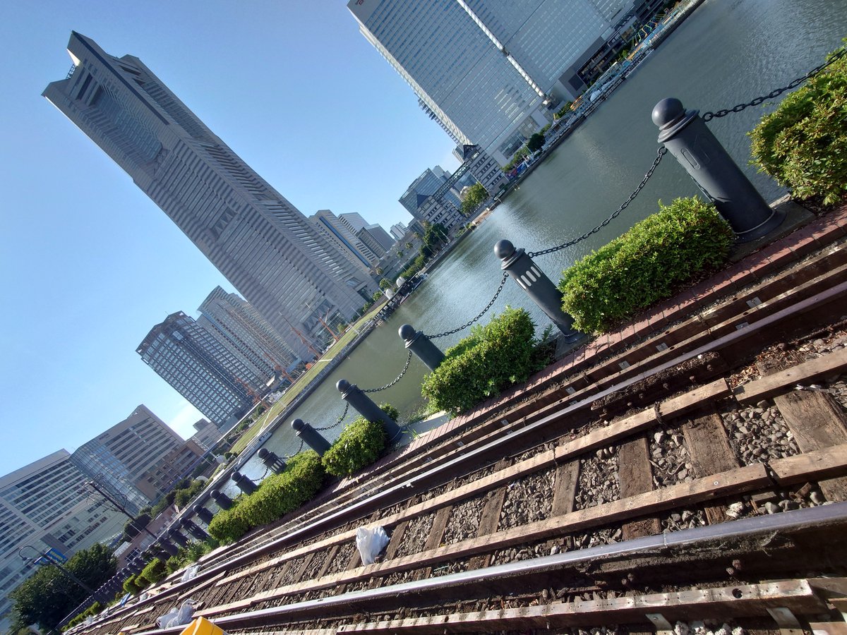 calpico1025KHK's tweet image. 横浜臨港線の廃線跡を見に来た
おそらく明治当時？の枕木などが残ってるのすごい…
レール固定方法も場所によって違いがあって興味深い