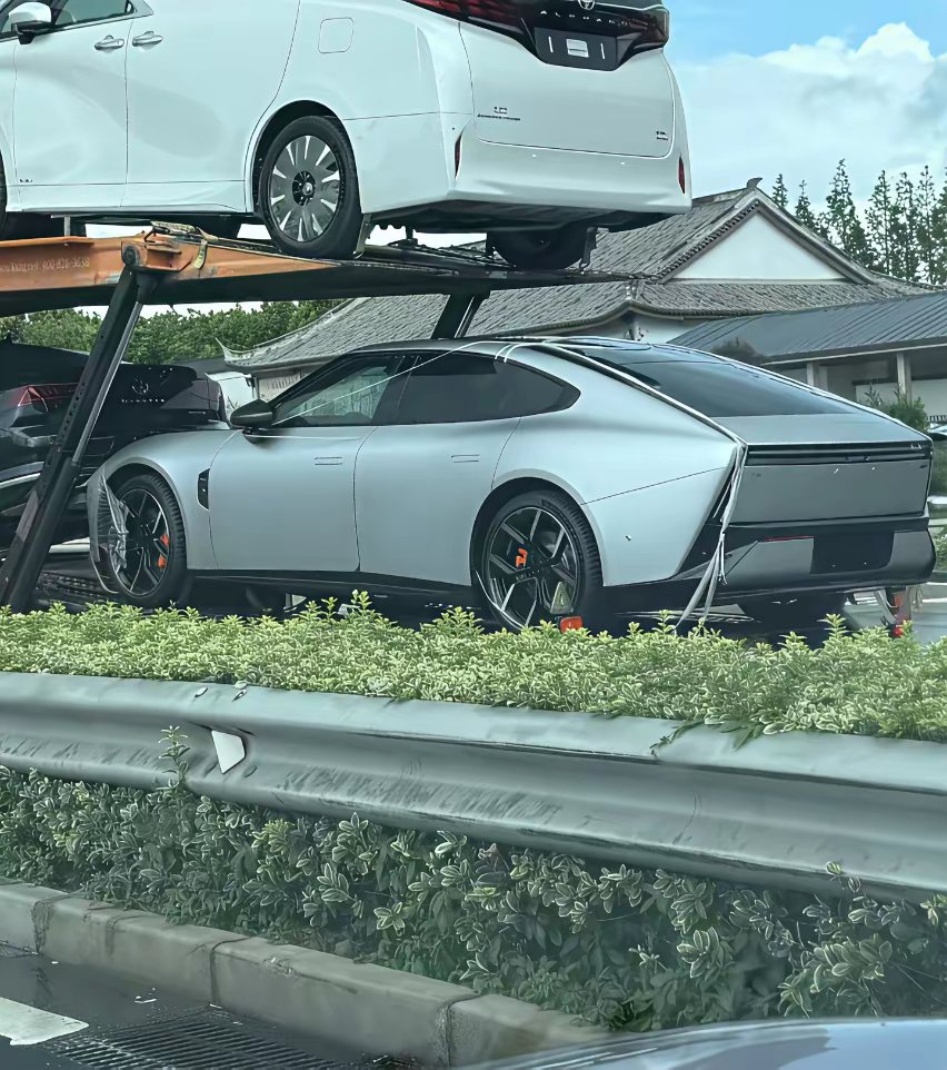 CNEVhome's tweet image. XPeng&apos;s new P7 is on the move! This is pretty much how it&apos;ll look on the road – total sci-fi vibes. $XPEV #ChinaEV