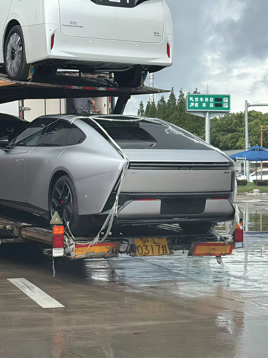 CNEVhome's tweet image. XPeng&apos;s new P7 is on the move! This is pretty much how it&apos;ll look on the road – total sci-fi vibes. $XPEV #ChinaEV