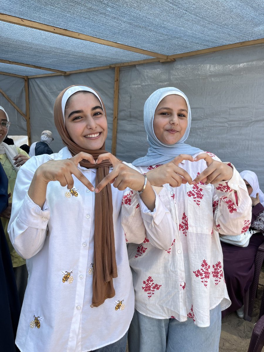 GazaGreatMinds's tweet image. New week, same unbreakable spirit ✨
It’s Monday morning... but Alaa and her bestie already defeated despair with 🫶 and a 😄
Mood: Unbothered and undefeated!
Resistance comes in many forms...and this one’s adorable!
#WeWillReadAgain