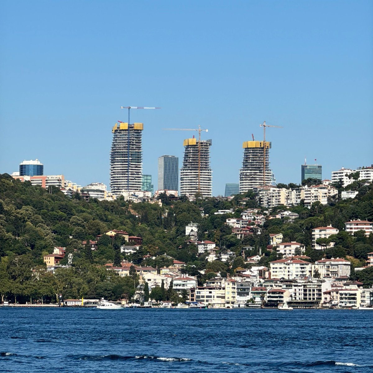 thshaber's tweet photo. 3 KULENİN VERGİSİ, 1 ASGARİ ÜCRET BİLE ETMİYOR!

* İBB'nin 6 Aralık 2021'de 208 milyon avroya sattığı Etiler Polis Okulu arazisinde yükselen, koruma altında olması gereken Boğaziçi ön görünümü tahrif edecek şekilde, İstanbul’un en lüks semtlerinden Etiler’de, yüz milyonlarca dolarlık kuleleri inşa eden Astaş Holding’in, son 3 yılda ödediği verginin 12 bin 379 TL olduğu öne sürüldü. 

* Holdingin, 2022, 2023 ve 2024 yılları arasında ödediği verginin 1 asgari ücrete bile eşdeğer olmadığı öğrenildi