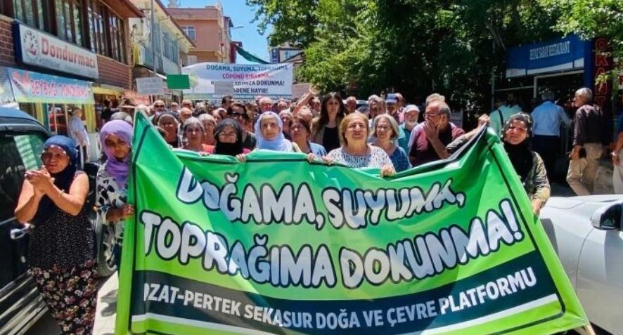 ozgurgelecek_3's tweet image. Özel-Haber | “Başka bir toprağımız, başka bir suyumuz yok”
Dersim’in Hozat ve Pertek ilçeleri arasında yer alan Sekasur bölgesinde açılması planlanan madene karşı halkın direnişi sürüyor.

➡️tinyurl.com/3xrjk7jk