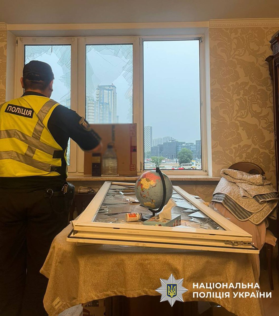 rubryka's tweet image. 😢 У ніч проти 28 липня армія рф вчергове завдала дронового удару по столиці. За оновленими даними КМВА, у Дарницькому районі міста відомо про 8 постраждалих, серед них — трьорічна дівчинка, у якої різані рани стопи. Лікарі госпіталізували 4 потерпілих: rubryka.com/2025/07/28/u-k……