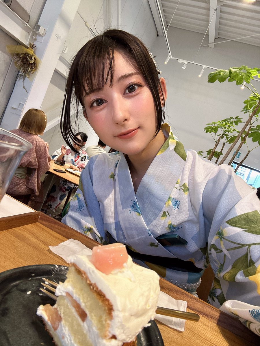chuchu_umn's tweet image. 手前に見えますのは桃のケーキですわよ🍑