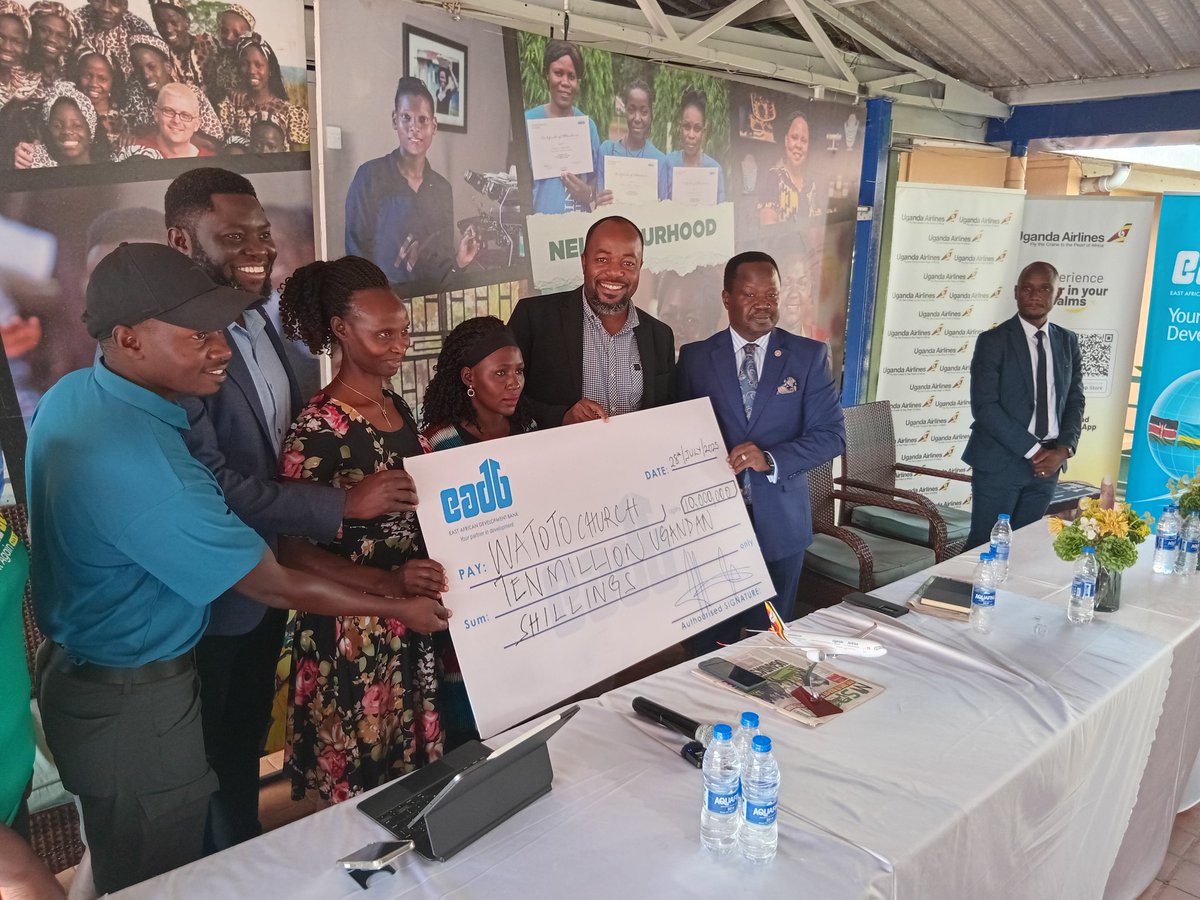 Jadwong's tweet image. 🟥 East African Development Bank Country Representative  Francis Ogwang hands over sponsorship at the launch of 2025 Watoto Golf tournament ⛳️🏌‍♀️ 

✳️ Playing golf to raise sh350 million to empower vulnerable women

@EADB_Official