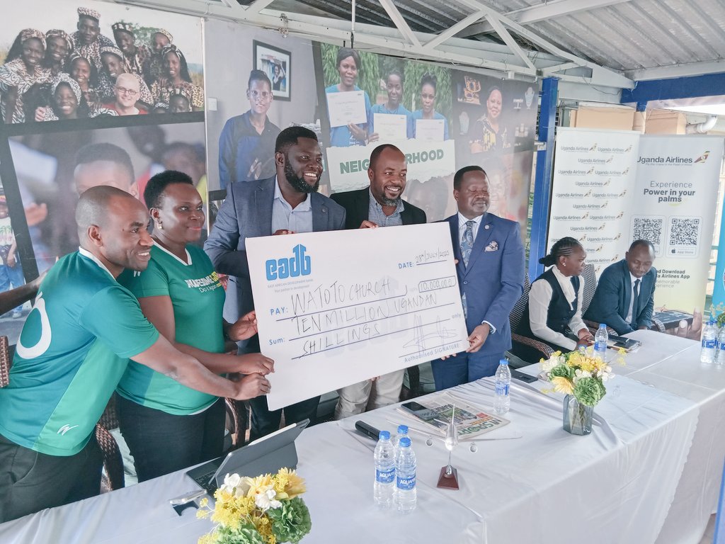 Jadwong's tweet image. 🟥 East African Development Bank Country Representative  Francis Ogwang hands over sponsorship at the launch of 2025 Watoto Golf tournament ⛳️🏌‍♀️ 

✳️ Playing golf to raise sh350 million to empower vulnerable women

@EADB_Official