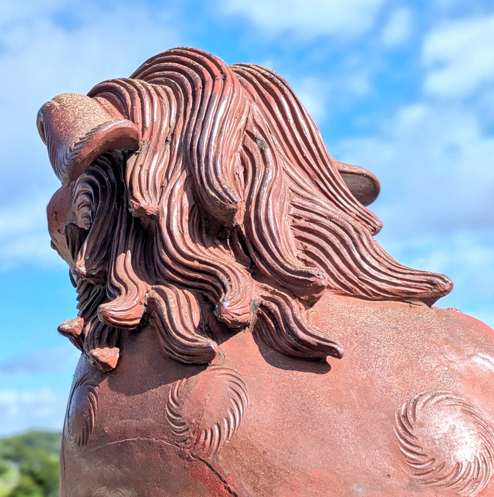 大きく立派な備前焼狛犬
夏空に備前焼の色が映えます
神武東征足跡の神社
#備前焼
#狛犬
#備前焼狛犬