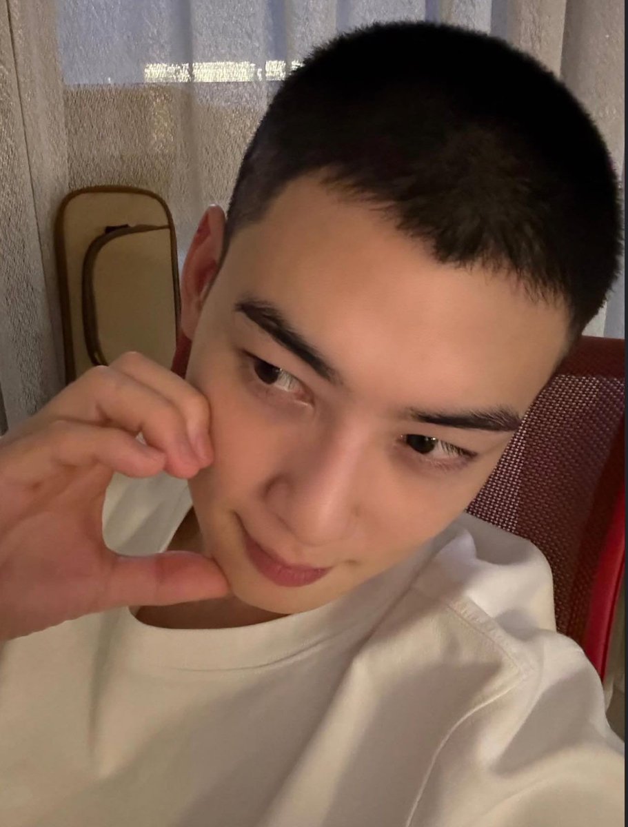 spinorbinmusic's tweet image. 📸 Cha Eunwoo just debuted his buzzcut — and the internet cannot stay calm 😳🔥

A whole new look, but still effortlessly handsome. What do we think, fam?
#ChaEunwoo #차은우