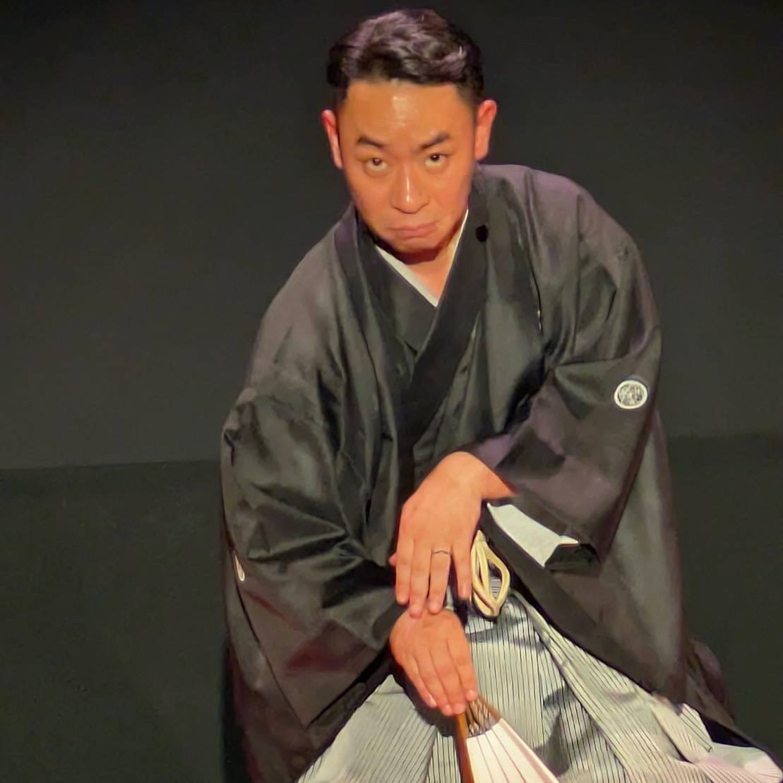 tomipo1024's tweet photo. 怪談師 城谷歩さんの独演会【全心全霊】を観劇してきましたぁ〜
物凄い迫力と臨場感で最高過ぎました！
天才過ぎでもある！
打ち上げも参加出来ちゃいましてもう幸せ過ぎやろ✨
#城谷歩
#全心全霊 https://t.co/8a4Vc3YeCD