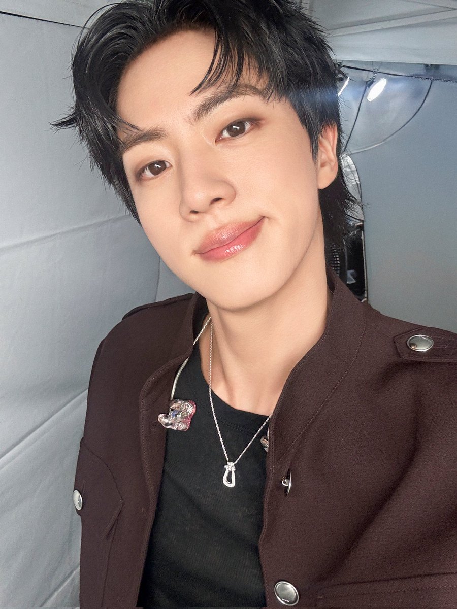 serendipidance's tweet image. His make-up is so on point! 🫠