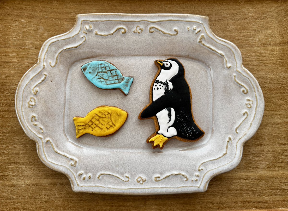 u2e6x's tweet image. 先日GALLERY HIPPOさんで購入した伊藤ようこさん作のペンギンクッキーがとても可愛い