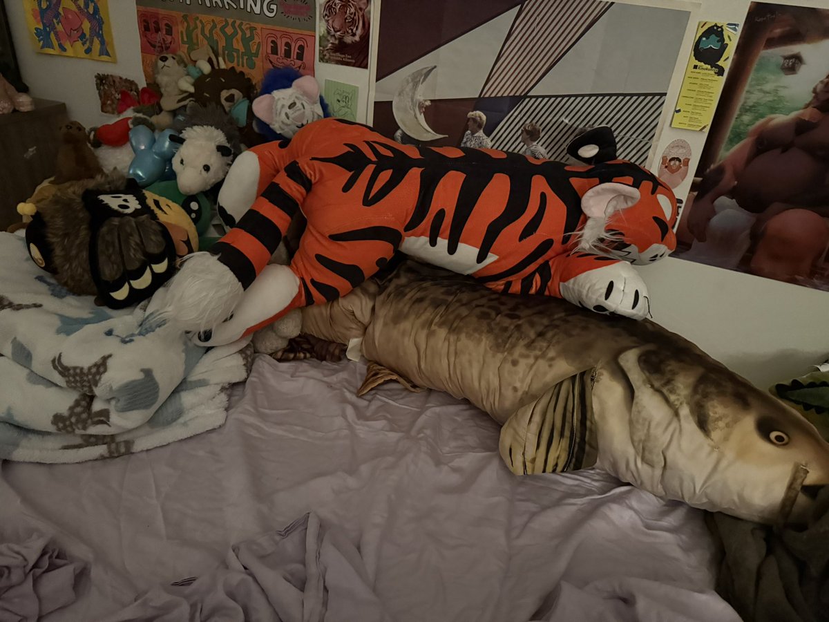 meow_maws's tweet image. Small project of the day, made a thing to fill the gap between my bed and the wall so my plushies don’t fall through :3 just sewed a tube of fabric that’s a little wider than the gap + as long as the bed is, stuffed w/ polyfill, and jammed it in there :D
