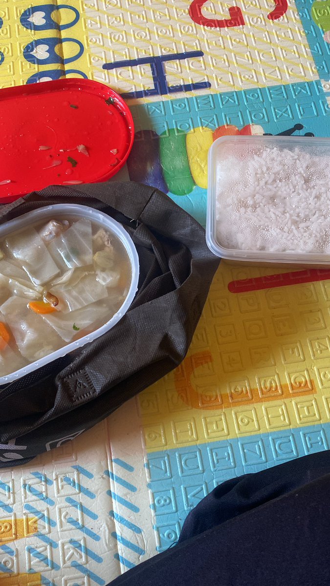 mayddsss's tweet photo. buka makanan dari mama jadi pengen balik ke rumah lagi😔✋🏻 (sorry ga kuat harus makan nasgor terus di kos) https://t.co/H5185HZZud