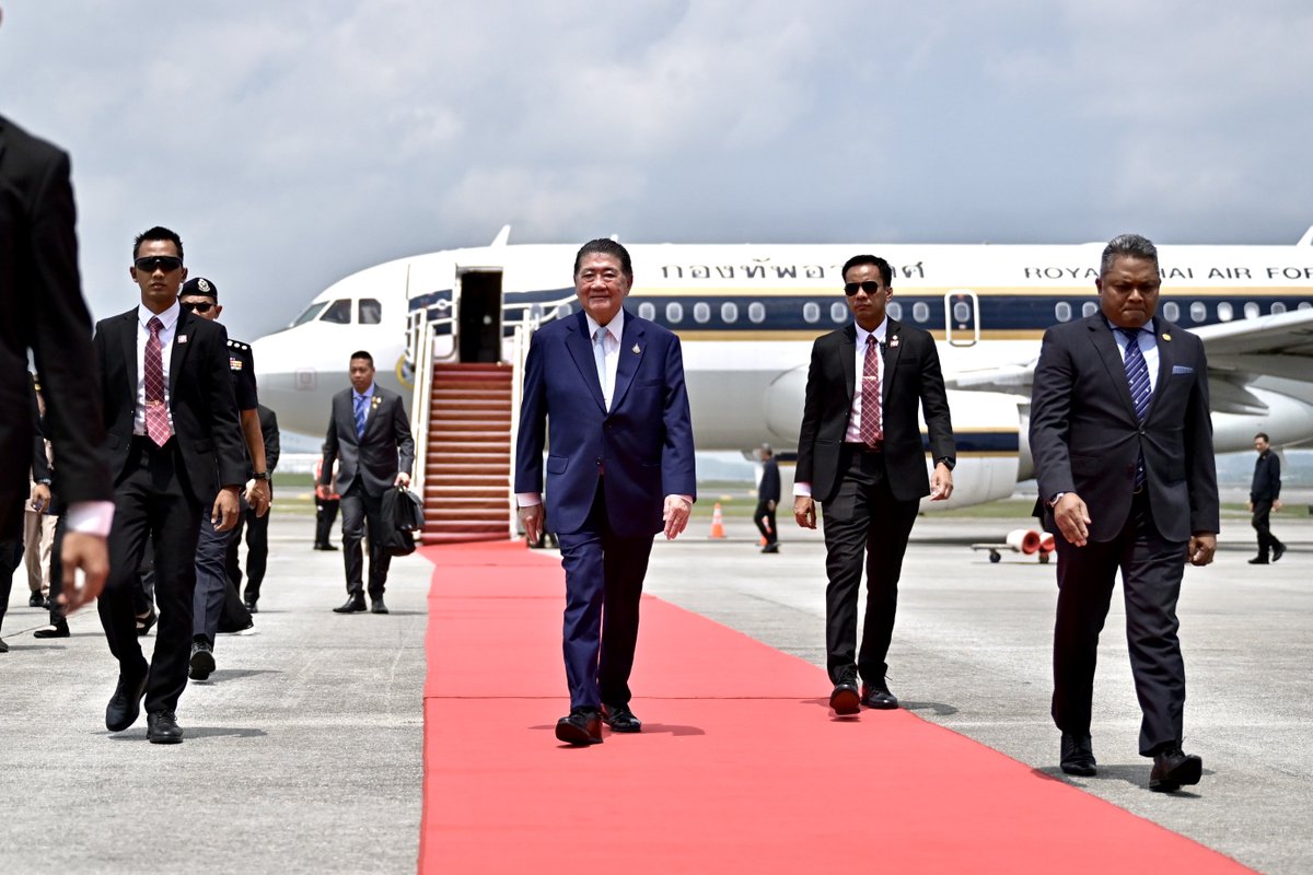 ThaiPBSWorld's tweet image. Thailand&apos;s Acting Prime Minister Phumtham Wechayachai and his negotiating team are now in Kuala Lumpur, as they head into peace talks with Cambodia at 3pm local time today. Malaysia&apos;s Prime Minister and ASEAN Chair, Anwar Ibrahim, will be acting as mediator.

#ThaiPBSWorld
