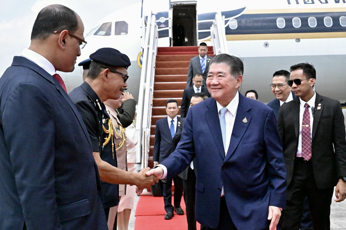 ThaiPBSWorld's tweet image. Thailand&apos;s Acting Prime Minister Phumtham Wechayachai and his negotiating team are now in Kuala Lumpur, as they head into peace talks with Cambodia at 3pm local time today. Malaysia&apos;s Prime Minister and ASEAN Chair, Anwar Ibrahim, will be acting as mediator.

#ThaiPBSWorld