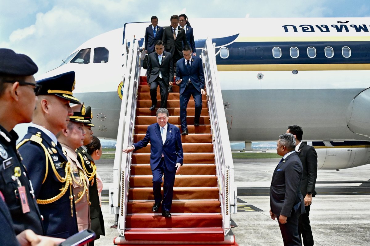 ThaiPBSWorld's tweet image. Thailand&apos;s Acting Prime Minister Phumtham Wechayachai and his negotiating team are now in Kuala Lumpur, as they head into peace talks with Cambodia at 3pm local time today. Malaysia&apos;s Prime Minister and ASEAN Chair, Anwar Ibrahim, will be acting as mediator.

#ThaiPBSWorld