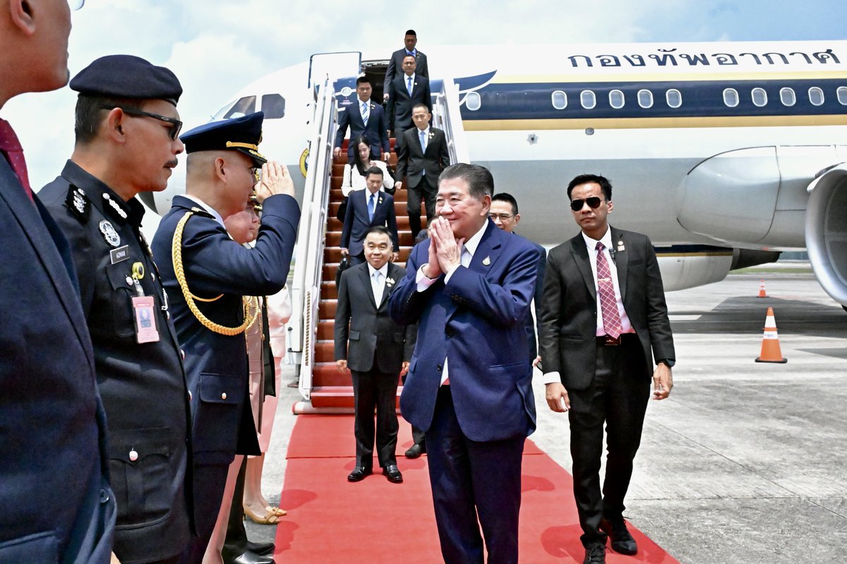 ThaiPBSWorld's tweet image. Thailand&apos;s Acting Prime Minister Phumtham Wechayachai and his negotiating team are now in Kuala Lumpur, as they head into peace talks with Cambodia at 3pm local time today. Malaysia&apos;s Prime Minister and ASEAN Chair, Anwar Ibrahim, will be acting as mediator.

#ThaiPBSWorld