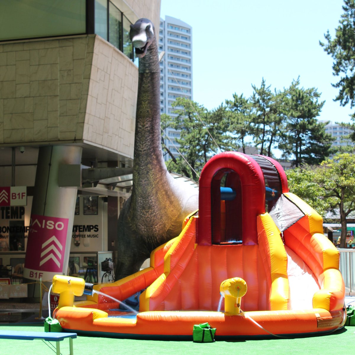 river_walk's tweet image. 先週から、ミスティックコートにはたくさん水遊びができる「ウォーターパーク」が登場してます☀️
でっかい恐竜のミストバルーンやミニプール、たくさんのお水が降ってくるびしょびしょバケツなど、アトラクションがいっぱい!
■日時:7/26(土)〜8/17(日)
★参加方法など詳しくはこちら…
