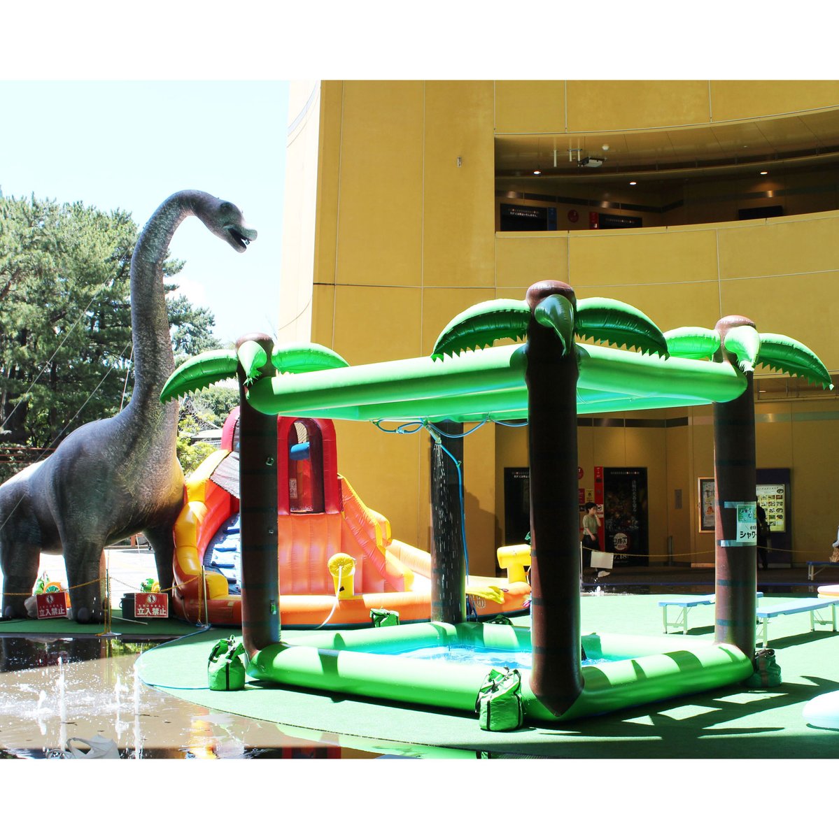 river_walk's tweet image. 先週から、ミスティックコートにはたくさん水遊びができる「ウォーターパーク」が登場してます☀️
でっかい恐竜のミストバルーンやミニプール、たくさんのお水が降ってくるびしょびしょバケツなど、アトラクションがいっぱい!
■日時:7/26(土)〜8/17(日)
★参加方法など詳しくはこちら…
