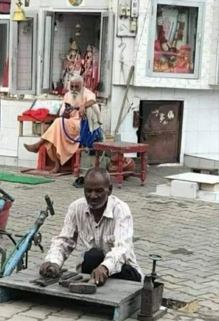 तुम लोग
सबसे पहले 
जातिवाद के
प्रश्न हल करो।
सांप्रदायिकता के
प्रश्न तो फिर 
अपने आप ही 
हल हो जाएंगे।
#जात_पात #ऊंच_नीच
#छुआछूत #भेदभाव 
#Hindutva #Caste