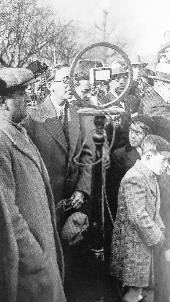 #Estupidiario: Antología del gazapo en la #radio

▶️GAZAPOS QUE DAN LA NOTA

De la propia Navarra se cuenta que cierta emisora, situada en la comarca de la Ribera, entretenía la espera de la entonces obligada conexión con el diario hablado de RNE con un recurso radiofónico