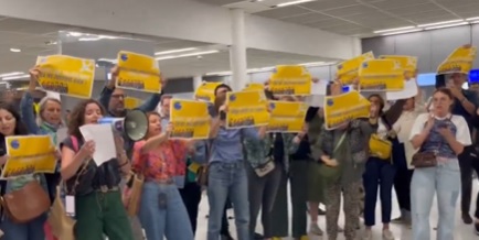 Collectif Nous Vivrons # Enfants discriminés Vueling doit s’excuser ! liguedefensejuive.com/collectif-nous…