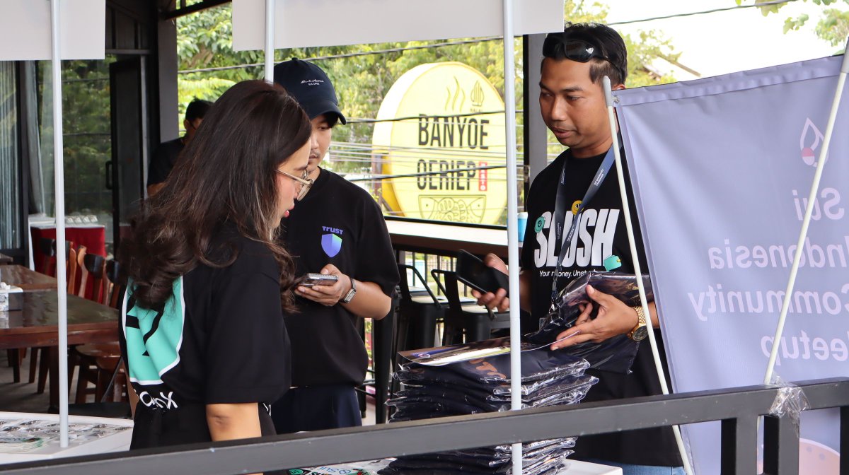 More snaps just dropped from Sui Community Klaten event! Big love to the community, and props to the organizers.  🇮🇩 

Once again, couldn’t be more honored to support one of the best communities, <a href="/SuiNetwork_id/">Sui Indonesia 🇮🇩</a>  ♥️ 🤍 

Hosted by: <a href="/richie_binance/">ryuzi.sui 🦭/acc「🦑」</a> , <a href="/purwanto4126/">Purwa412 Hugo Felix 🦭/acc(Ø,G)</a>, <a href="/sexydefi/">Remy</a> 💪 🫶