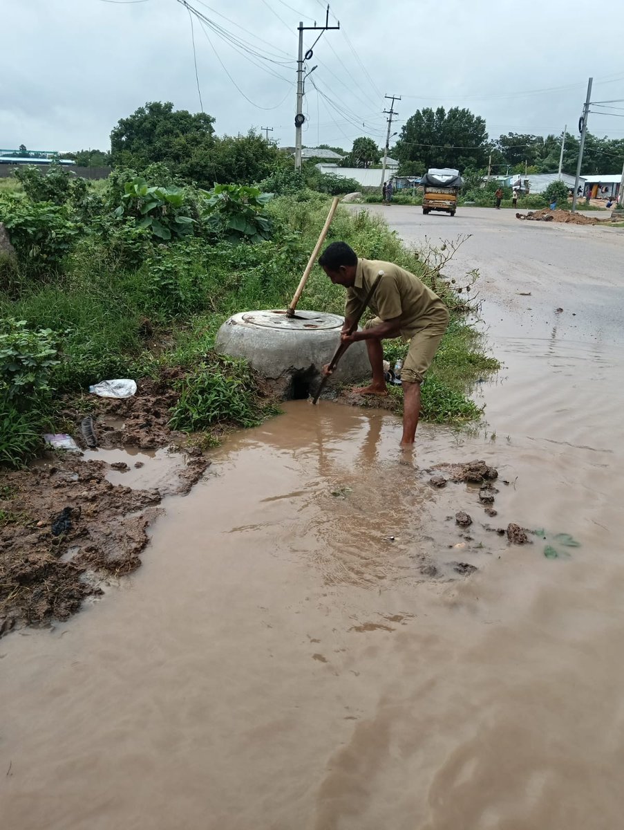 as a part of 100 days action plan we are conducted day 55 activities rainwater clearing at mamidipally <a href="/MoHUA_India/">Ministry of Housing and Urban Affairs</a> <a href="/RoopaMishra77/">Roopa Mishra</a> <a href="/cdmatelangana/">C&DMA</a> <a href="/tksreedevi/">TK Sreedevi</a> <a href="/SwachhBharatGov/">Swachh Bharat Urban</a> <a href="/SBMU_Telangana/">SBM (U) TELANGANA</a> <a href="/NULM_MoHUA/">DAY-NULM</a> #Okamarpu_AbivrudikiMalupu #SafaiApnaoBimaaariBhagao #TG100DaysActionPlan