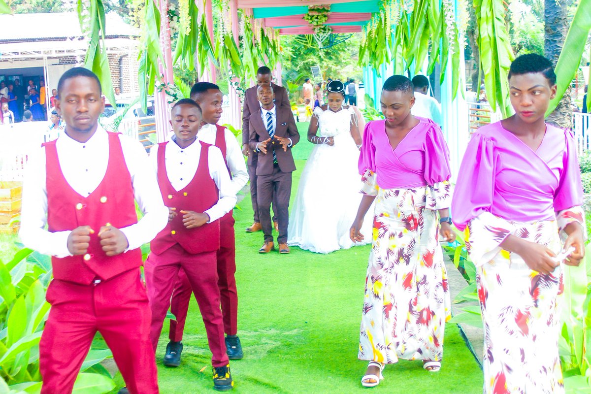 Turabakeje twongera tubashimira kukuntu mwatwizeye mukaduha ikiraka co kubafatira amasanamu.
#Imana mushobora vyose ibakomeze.
<a href="/kundiwacu/">Tubiyage média</a>
#Burundi 
#mariage