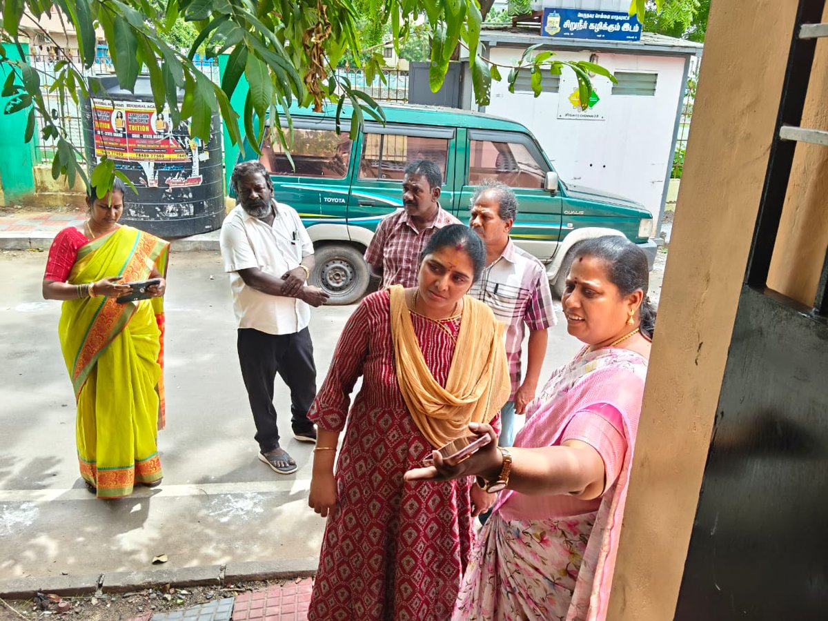 DMK_Chennai's tweet image. பெருநகர சென்னை மாநகராட்சி 6வது மண்டல குழு தலைவர் பொது குழு உறுப்பினர் திருமதி.சரிதா மகேஷ்குமார்MC அவர்கள், 69க்கு வார்டு உட்பட்ட கனகர் தெருவில் உள்ள நீத்தார் மண்டபம், ஜெகநாதன் தெரு, srp கோயில் தெரு போன்ற பல்வேறு இடங்களை பார்வையிட்டு ஆய்வு மேற்கொண்டார்.உடன் மாவட்ட பிரதிநிதி…