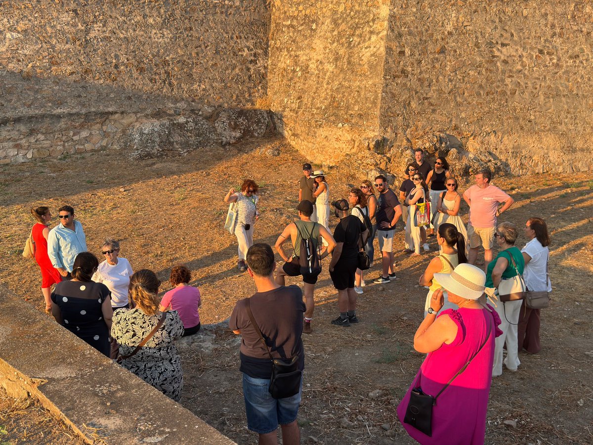 RubenGaleaGil's tweet image. Un domingo más visita guiada al Fuerte de San Cristóbal, con éxito de público. En esta edición se ha doblado el número de visitas, pasando de 8 a 16, todos los jueves y domingos. Cada martes se abren inscripciones en la web de turismo: linktr.ee/turismobadajoz