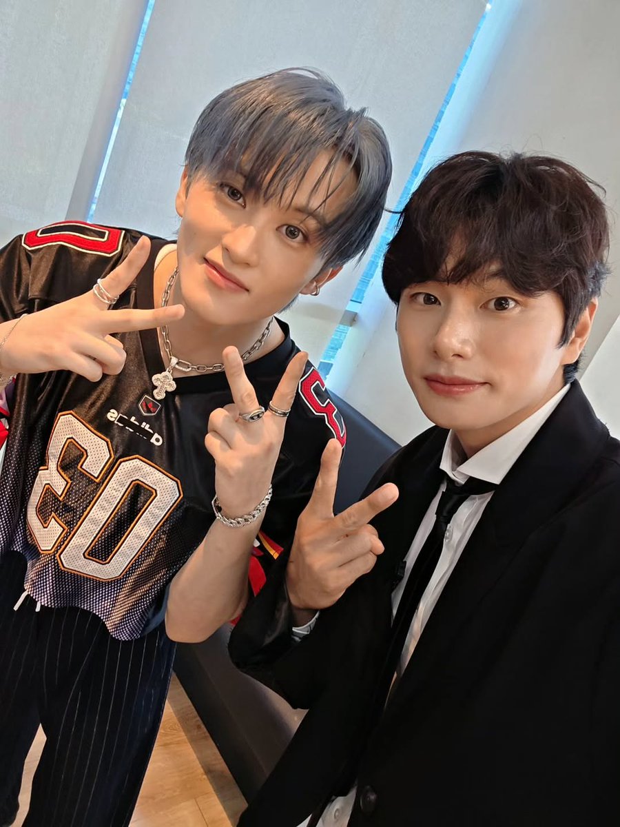 Mink982's tweet image. 250728 이이경님 인스타에 #마크 #MARK 🐯🌱
이불밖은 위험해 이후로 오랜만에 음악중심에서 만난 마크 !
소년에서 남자가 된 마크...멋있어...🩷