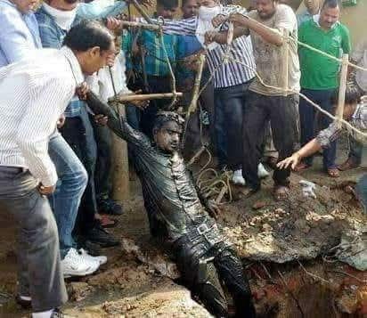 जात-पात की
चीखों को
दबाने के लिए ही 
हिंदू-मुस्लिम का
शोर मचाया जाता है।
#Casteism #Caste
#जातिवाद #सांप्रदायिकता 
#दलित #आदिवासी #शूद्र
