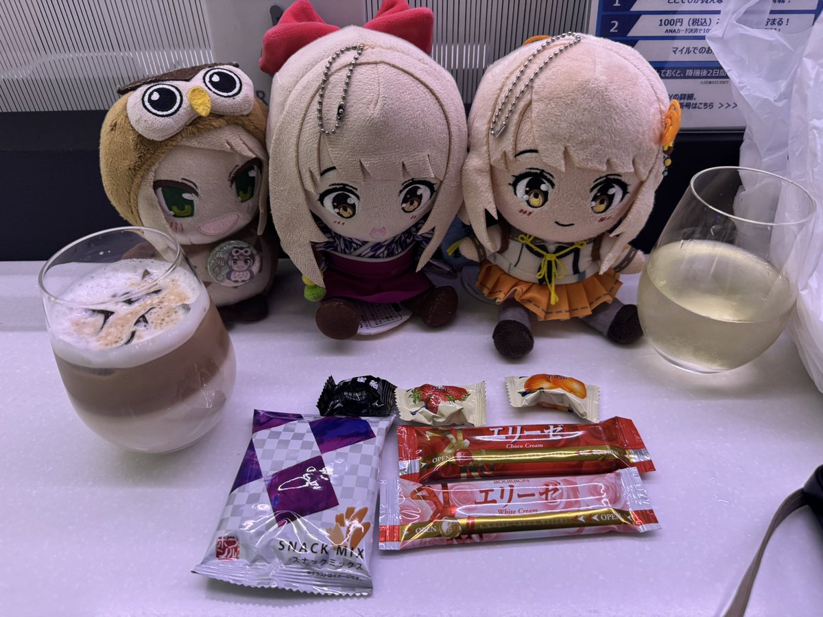 onasu19730801's tweet image. 今回は帰宅の途に着きます。
早速の奉納品展示ありがとうございました♪
カールは東京への密輸品です。😅
また、生誕祭でお邪魔します。
#つぼや菓子舗
#温泉マッサージセンター
#松山空港
#いずみんといっしょ
#まひろウといっしょ